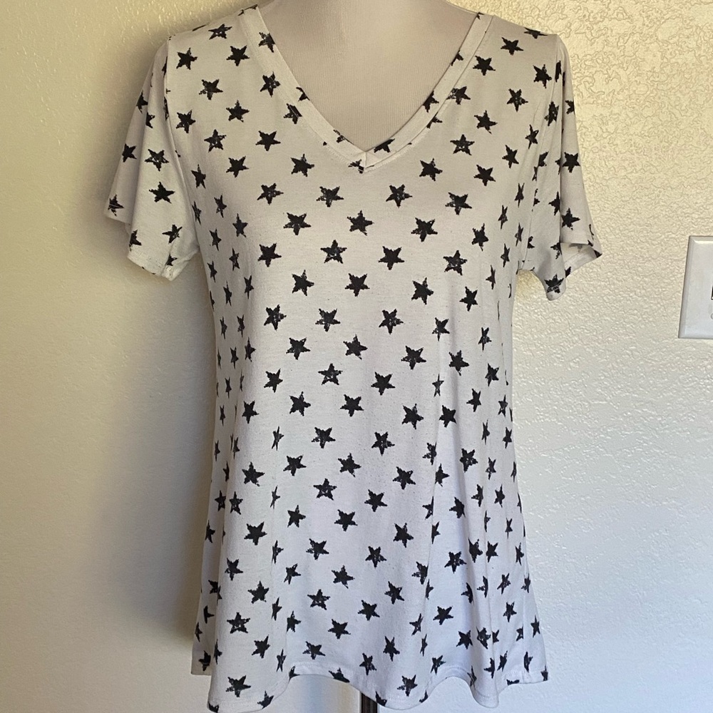 LuLaRoe Christy V Neck Short Sleeve Pullover Top White Black Stars SZ M